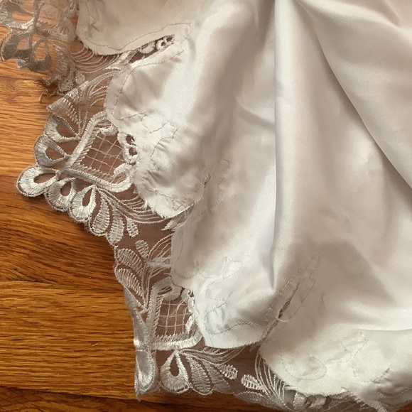 Gorgeous Victorian style wedding gown and hat/veil - Picture 11 of 12